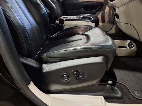 Used 2021 Chrysler Pacifica Touring-L w/ Premium & Safety Sphere Group image 23