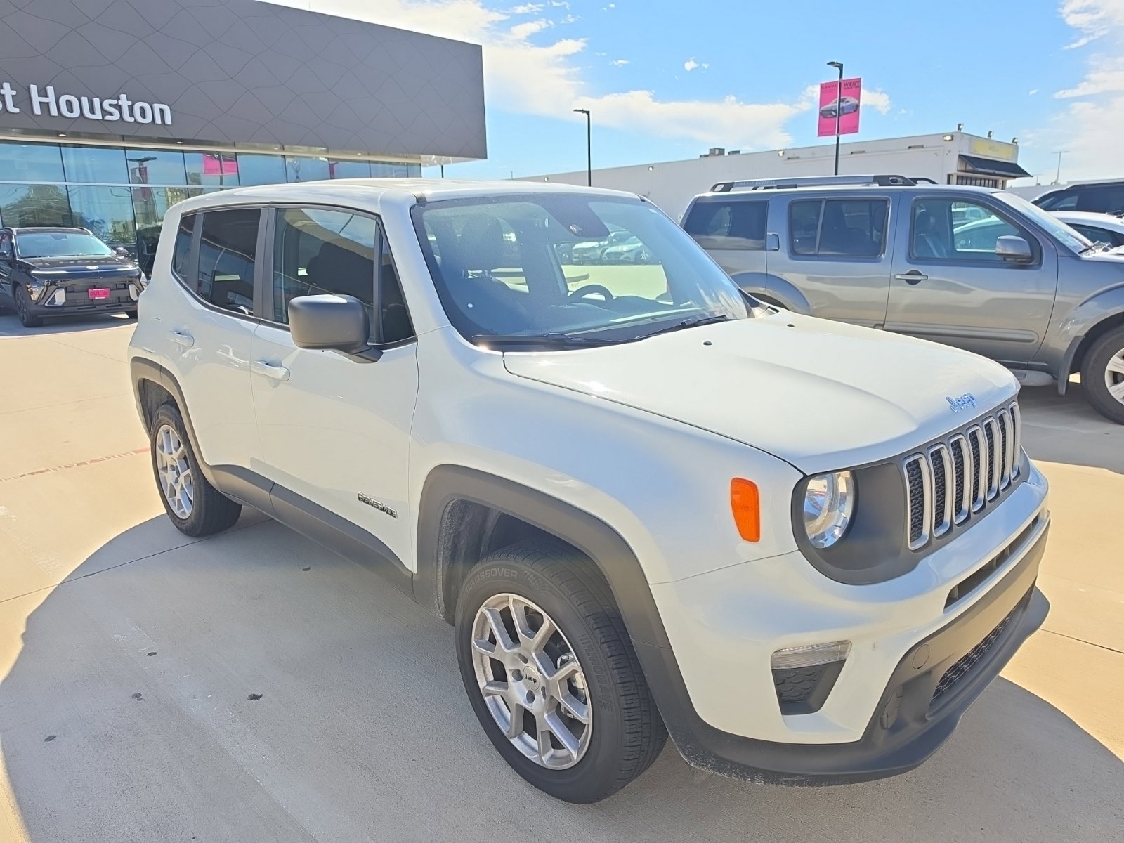 Used 2023 Jeep Renegade Latitude AWD/4WD image 3