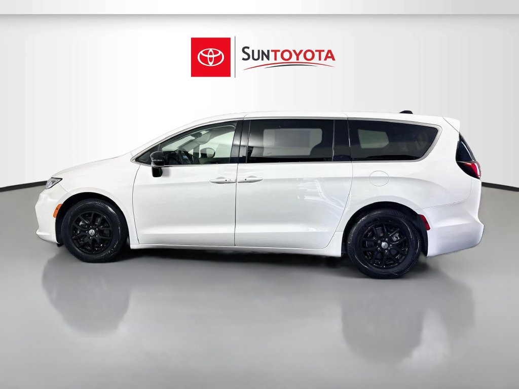 Used 2024 Chrysler Pacifica Touring-L FWD image 6