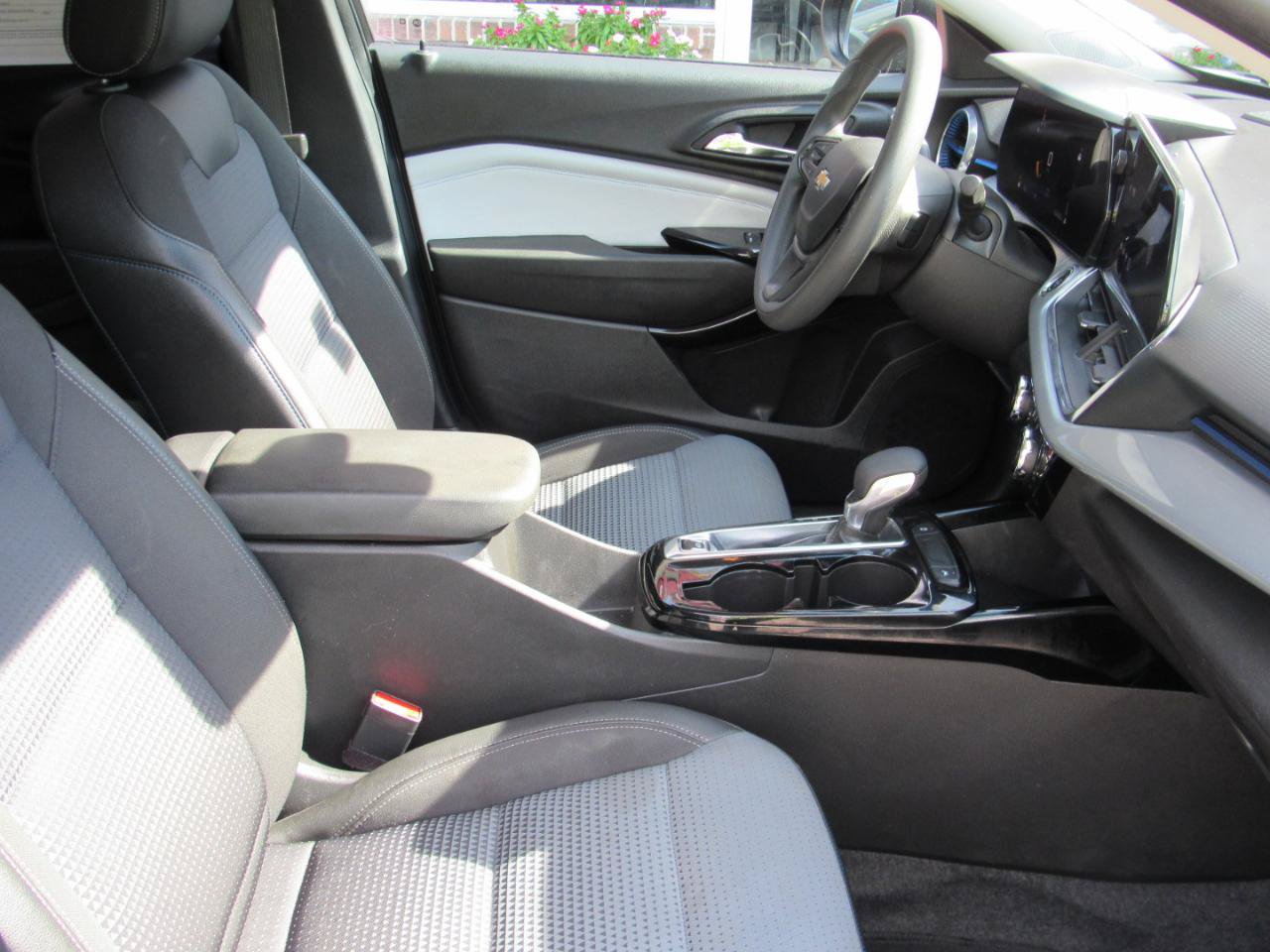 Used 2025 Chevrolet Trax LT FWD image 29