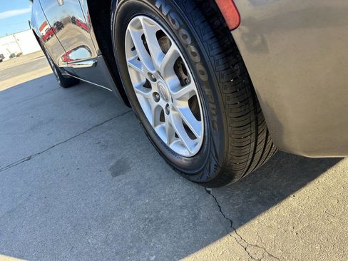 Used 2020 Chrysler Pacifica Touring-L image 5