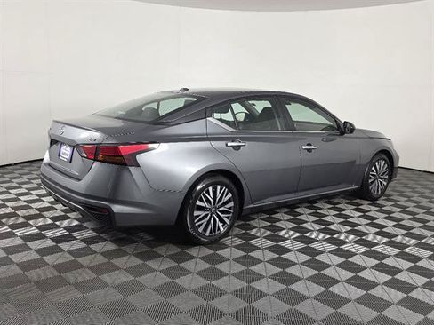 Used 2024 Nissan Altima 2.5 SV FWD image 3
