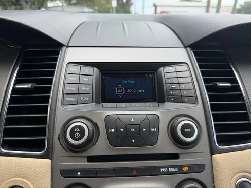 Used 2014 Ford Taurus SE FWD image 25