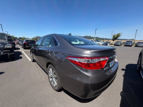 Used 2016 Toyota Camry XLE w/ Moonroof Package FWD image 3