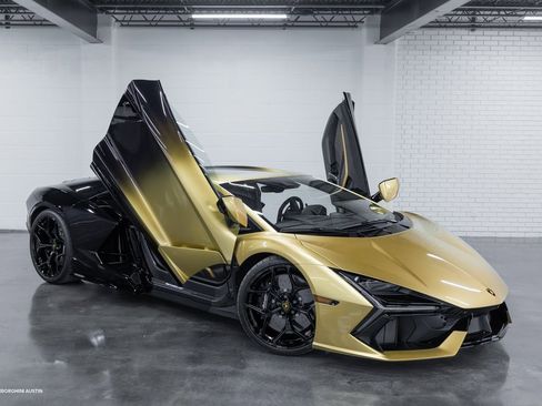 Used 2025 Lamborghini Revuelto image 2