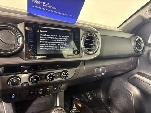 Used 2018 Toyota Tacoma TRD Off-Road w/ Technology Package AWD/4WD image 17