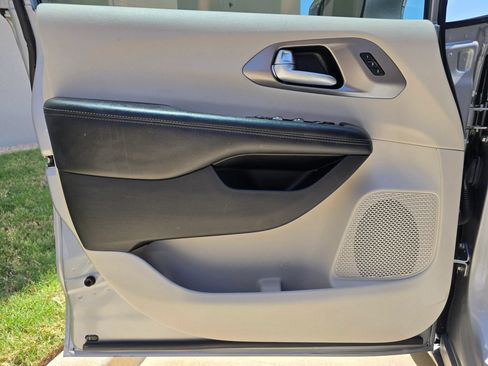 Used 2018 Chrysler Pacifica Limited FWD image 19