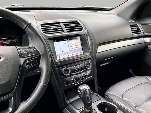 Used 2018 Ford Explorer XLT w/ Equipment Group 202A AWD/4WD image 7