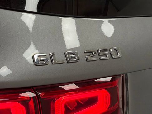 Used 2021 Mercedes-Benz GLB 250 4MATIC image 8
