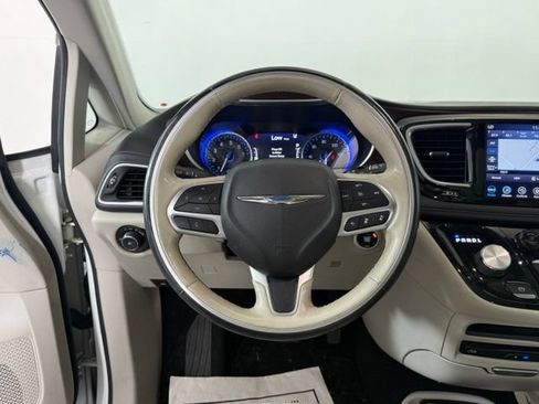 Used 2019 Chrysler Pacifica Limited w/ Advanced Safetytec Group FWD image 30