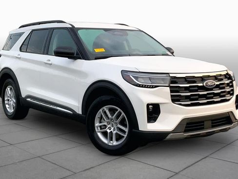 Certified 2025 Ford Explorer Active w/ Active Comfort Package RWD image 3