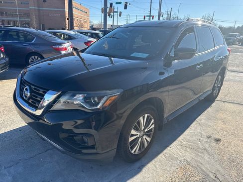 Used 2017 Nissan Pathfinder SV image 1