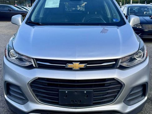 Used 2017 Chevrolet Trax LT w/ LT Convenience Package FWD image 3