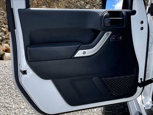 Used 2018 Jeep Wrangler Unlimited Sahara w/ Connectivity Group image 18