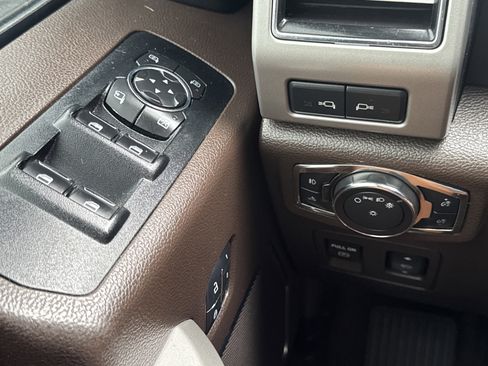 Used 2018 Ford F150 King Ranch w/ Equipment Group 601A Luxury AWD/4WD image 22