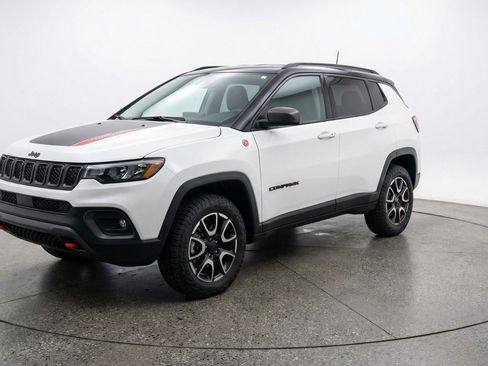 Used 2025 Jeep Compass Trailhawk image 2
