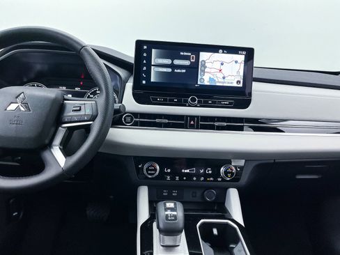 New 2025 Mitsubishi Outlander SE image 15