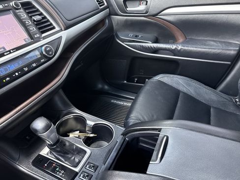Used 2014 Toyota Highlander XLE FWD image 24