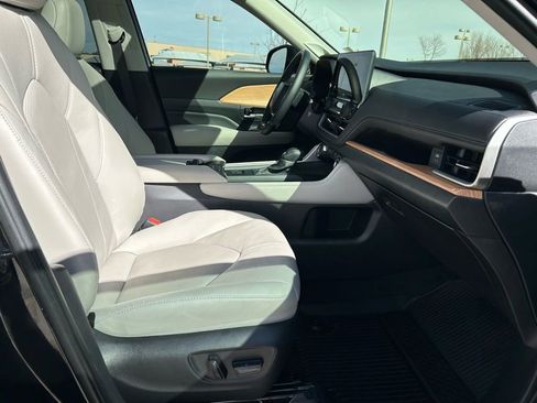 Used 2025 Toyota Grand Highlander AWD image 32