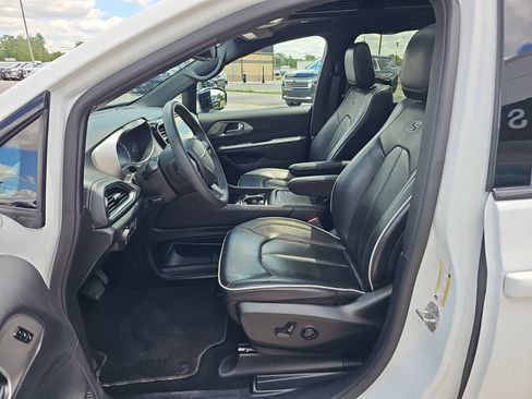 Used 2024 Chrysler Pacifica Premium FWD image 10