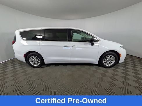 Used 2024 Chrysler Pacifica Touring-L FWD image 3