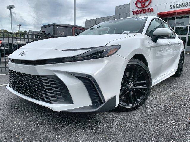 Used 2026 Toyota Camry SE FWD image 4
