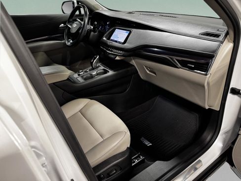 Used 2022 Cadillac XT4 Luxury w/ Driver Awareness Package FWD image 23