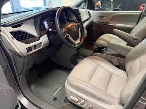 Used 2015 Toyota Sienna XLE FWD image 14