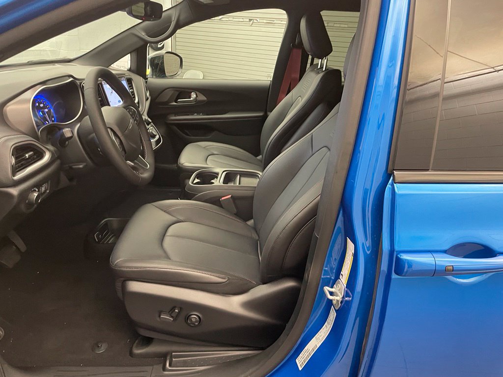 New 2027 Chrysler Pacifica Select FWD image 16