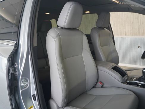 Used 2014 Toyota Highlander XLE AWD/4WD image 29