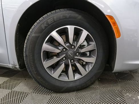 Used 2023 Chrysler Pacifica Touring-L FWD image 15