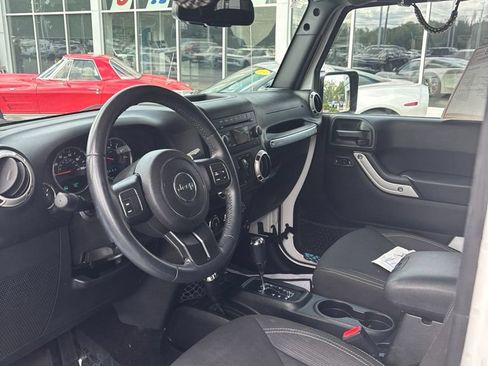 Used 2017 Jeep Wrangler Unlimited Sahara w/ Dual Top Group AWD/4WD image 11