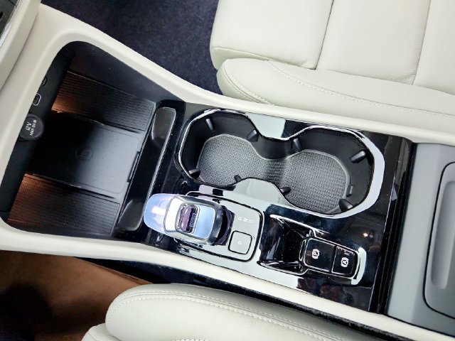 New 2026 Volvo XC40 B4 Plus w/ Climate Package FWD image 22