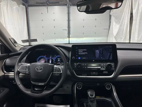 Used 2025 Toyota Grand Highlander AWD image 16