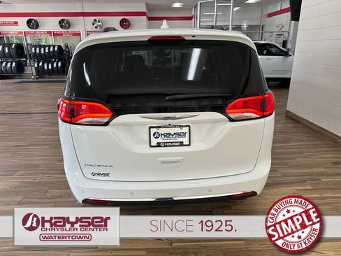 Used 2020 Chrysler Pacifica Touring-L FWD image 4