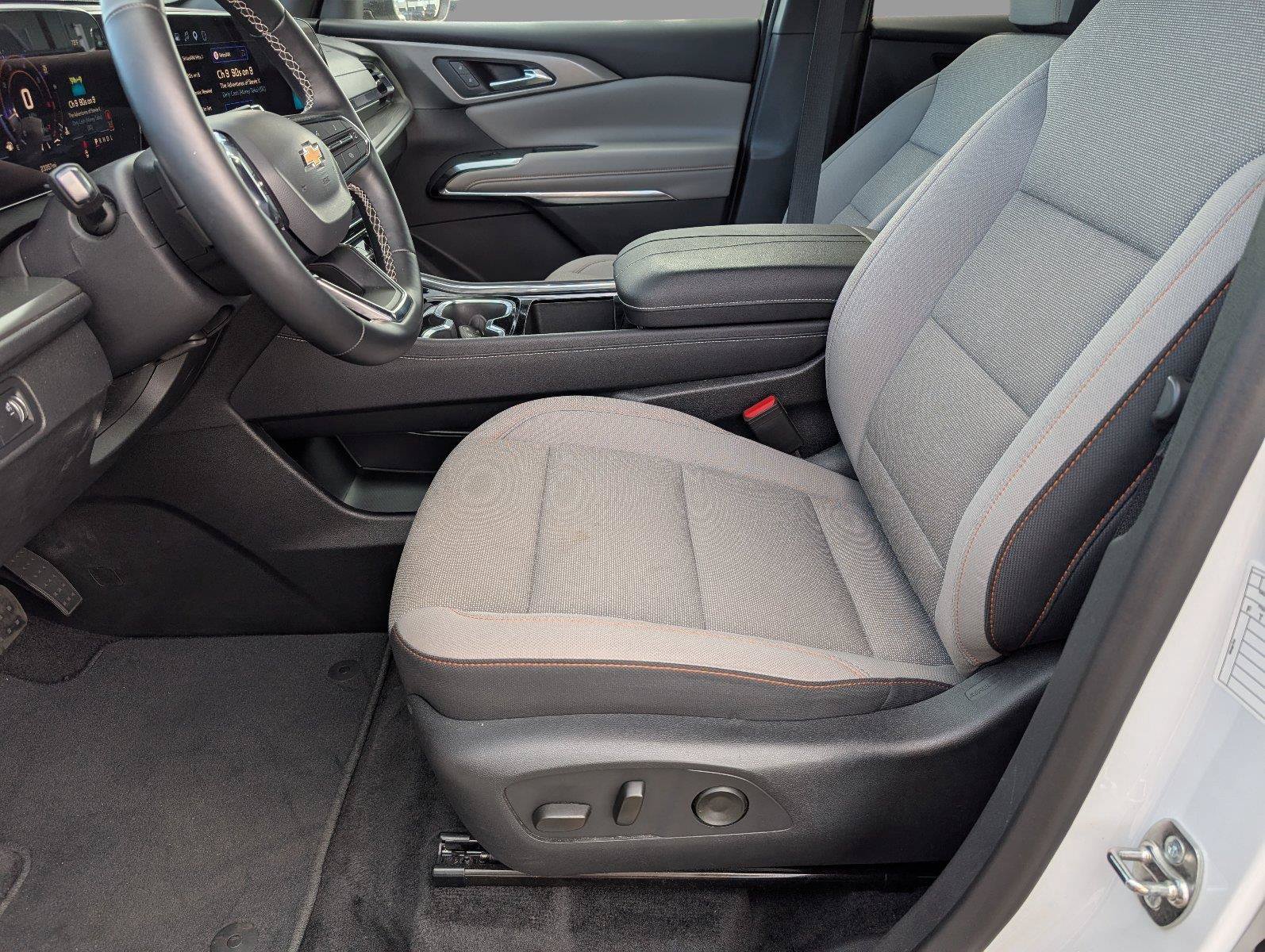 Used 2026 Chevrolet Traverse LT w/ Driver Confidence Package FWD image 13