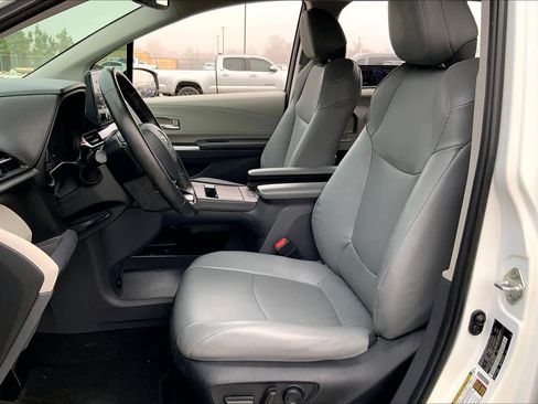 Used 2022 Toyota Sienna XLE image 11