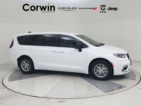 New 2026 Chrysler Pacifica Select image 1