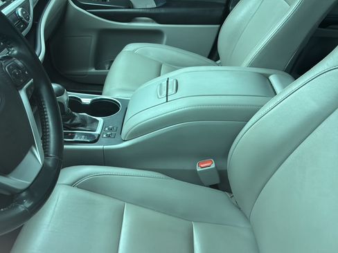 Used 2019 Toyota Highlander XLE AWD/4WD image 3