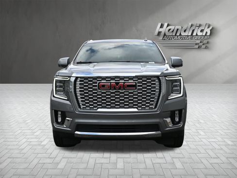 Used 2023 GMC Yukon XL SLT w/ SLT Premium Package AWD/4WD image 3