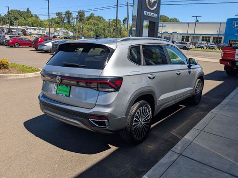 Used 2025 Volkswagen Taos SE FWD image 6