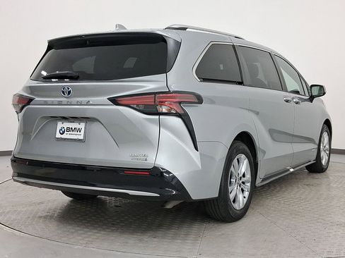 Used 2021 Toyota Sienna Limited image 9