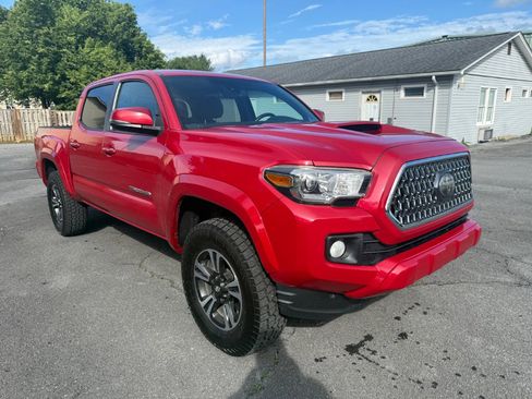 Used 2018 Toyota Tacoma TRD Sport AWD/4WD image 3