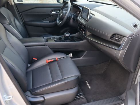 Used 2024 Nissan Rogue SV w/ SV Premium Package FWD image 9