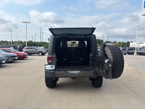Used 2017 Jeep Wrangler Sahara w/ Connectivity Group AWD/4WD image 24