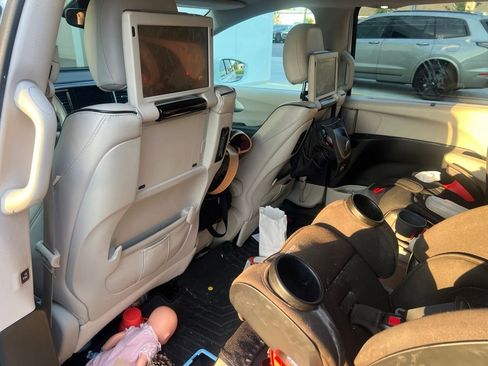 Used 2018 Chrysler Pacifica Limited w/ Advanced Safetytec Group FWD image 15