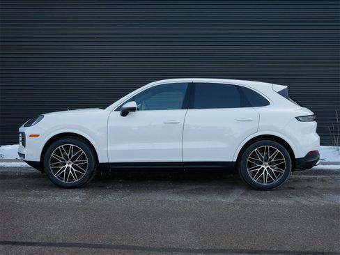 Used 2025 Porsche Cayenne image 2