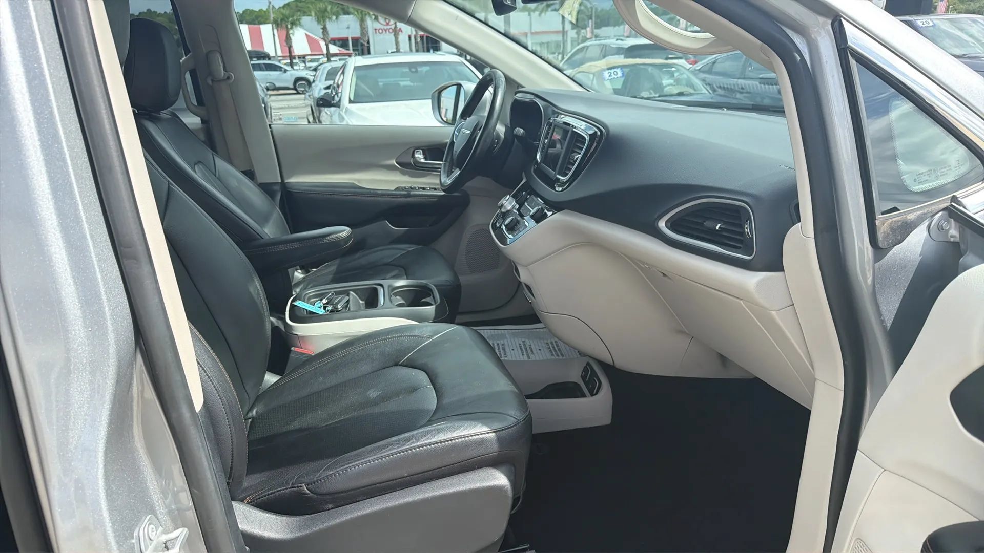 Used 2020 Chrysler Pacifica Touring-L FWD image 23