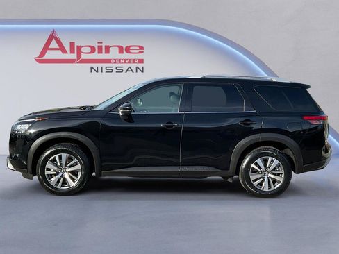Used 2025 Nissan Pathfinder SL AWD/4WD image 2