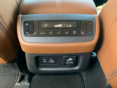 Used 2024 Nissan Pathfinder Platinum FWD image 23